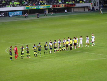 試合終了後の握手をする選手たち