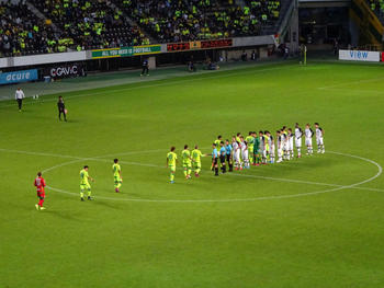 試合終了後の握手をする選手たち