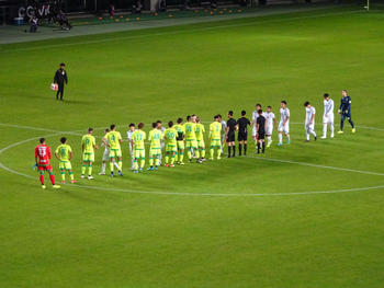 試合終了後の握手をする選手たち