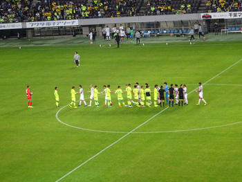 試合終了後の握手をする選手たち