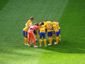 円陣を組む選手たち