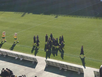 試合終了後の場内一周をする選手たち