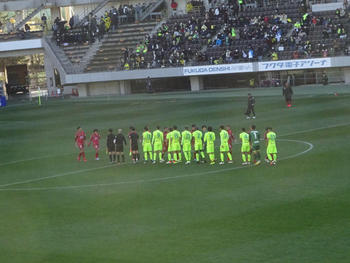 試合終了後の握手をする選手たち