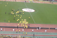 バックスタンド側にやってくる選手たち