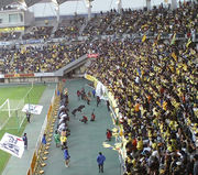 ゴール裏で一礼する選手たち