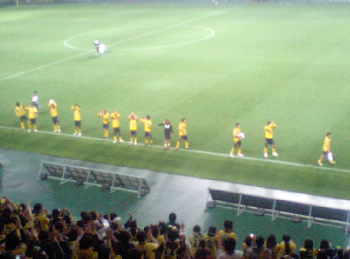 ホーム初勝利に足取りも軽い