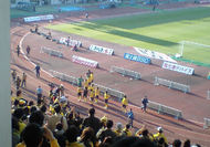 試合終了後、ゴール裏へ集まった選手達