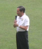 試合前に挨拶をする社長