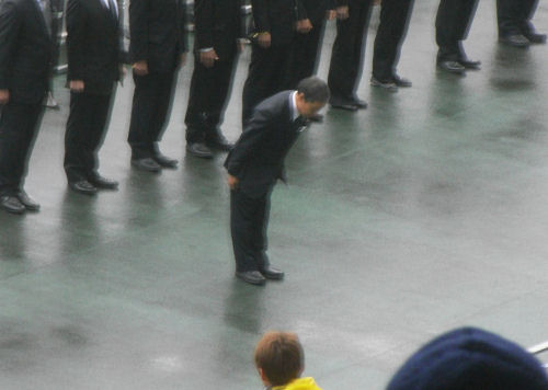 バックスタンドで挨拶する三木社長