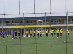 練習試合を始める選手たち