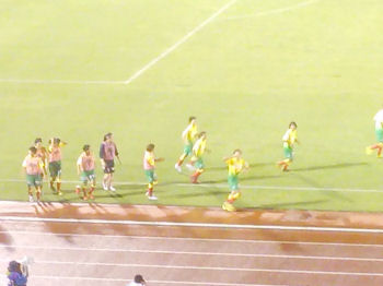 菅澤のゴール直後