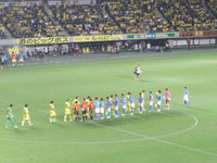 試合後の握手をかわす両チームの選手