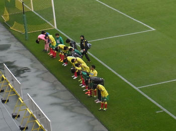 アウェイよりホームゴール裏で挨拶する選手たち