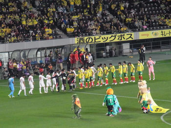 試合前の握手をする両チームの選手