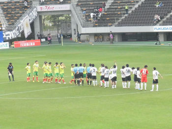 試合終了後の握手をする両チームの選手たち