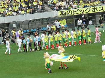 試合前の握手をする両チームの選手たち