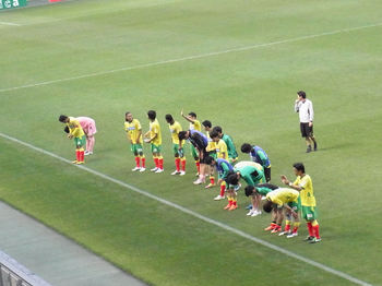 試合終了後、バックスタンドに向かって挨拶をする選手たち