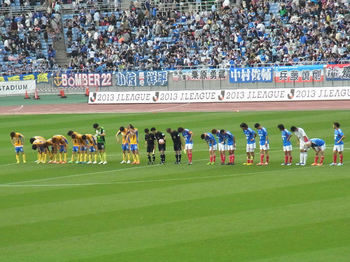 試合終了後の挨拶をする両チームの選手たち