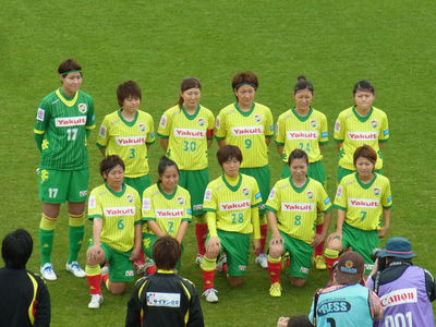 試合前の整列をするジェフレディースの選手たち