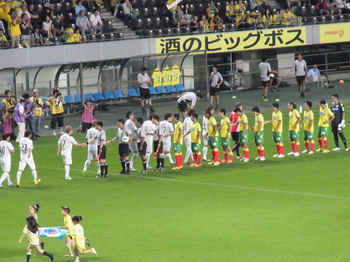 試合前の握手をする両チームの選手たち