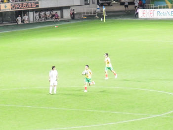 谷澤がゴール後にセンターサークルに走る