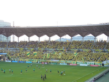 ゴール裏は黄色一色