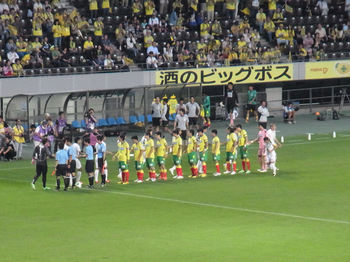 試合前の握手をする両チームの選手たち