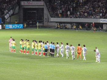 試合終了後の握手をする選手たち