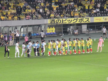 試合前の握手をする両チームの選手たち