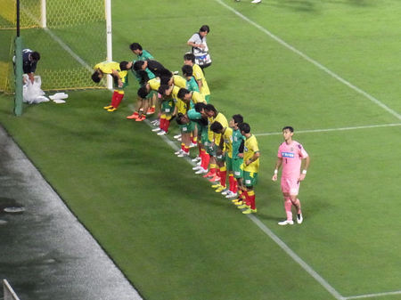 試合後アウェイ側ゴール裏で挨拶をする選手たち