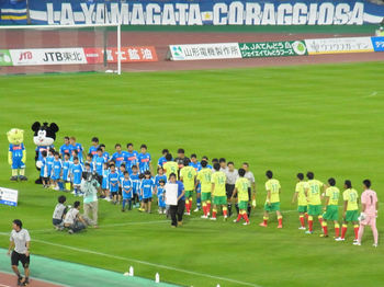 試合前の握手をする両チームの選手たち