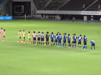 試合終了後の握手をする両チームの選手たち