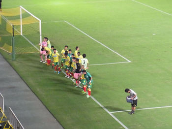 試合後の挨拶をする選手たち