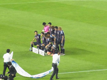 試合前の記念撮影を行う選手たち