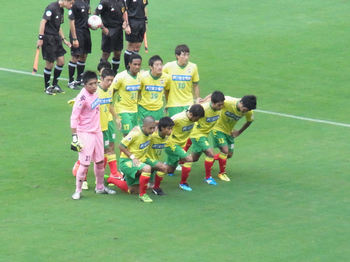 試合前の記念撮影をする選手たち