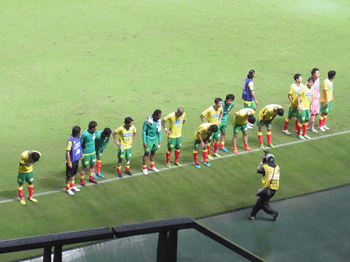 試合終了後の挨拶をする選手たち