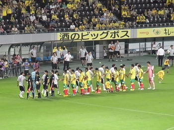 試合前の握手をする選手たち