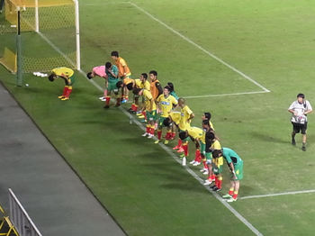 試合終了後アウェイ側ゴール裏で挨拶をする選手たち