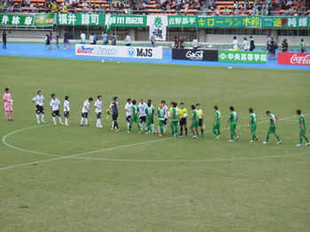 試合終了後の握手をする選手たち