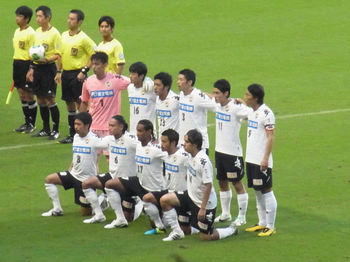 試合前の整列を行うジェフの選手たち