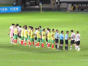 試合後の握手をする選手たち