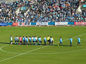 試合後の握手をする選手たち