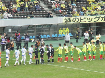 試合前の握手をする選手たち