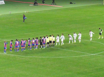 試合終了後の握手をする両チームの選手たち