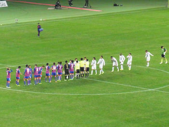 試合終了後の握手をする両チームの選手たち