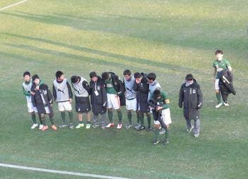 青森山田の選手がメインスタンドに挨拶