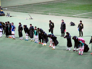 試合後ゴール裏で挨拶をする選手たち