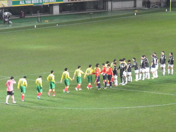 試合終了後の握手をする選手たち