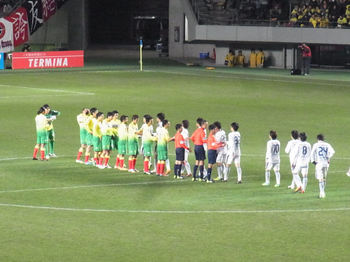 試合終了後の握手をする選手たち