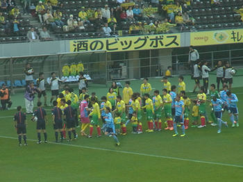 試合前の握手をする選手たち